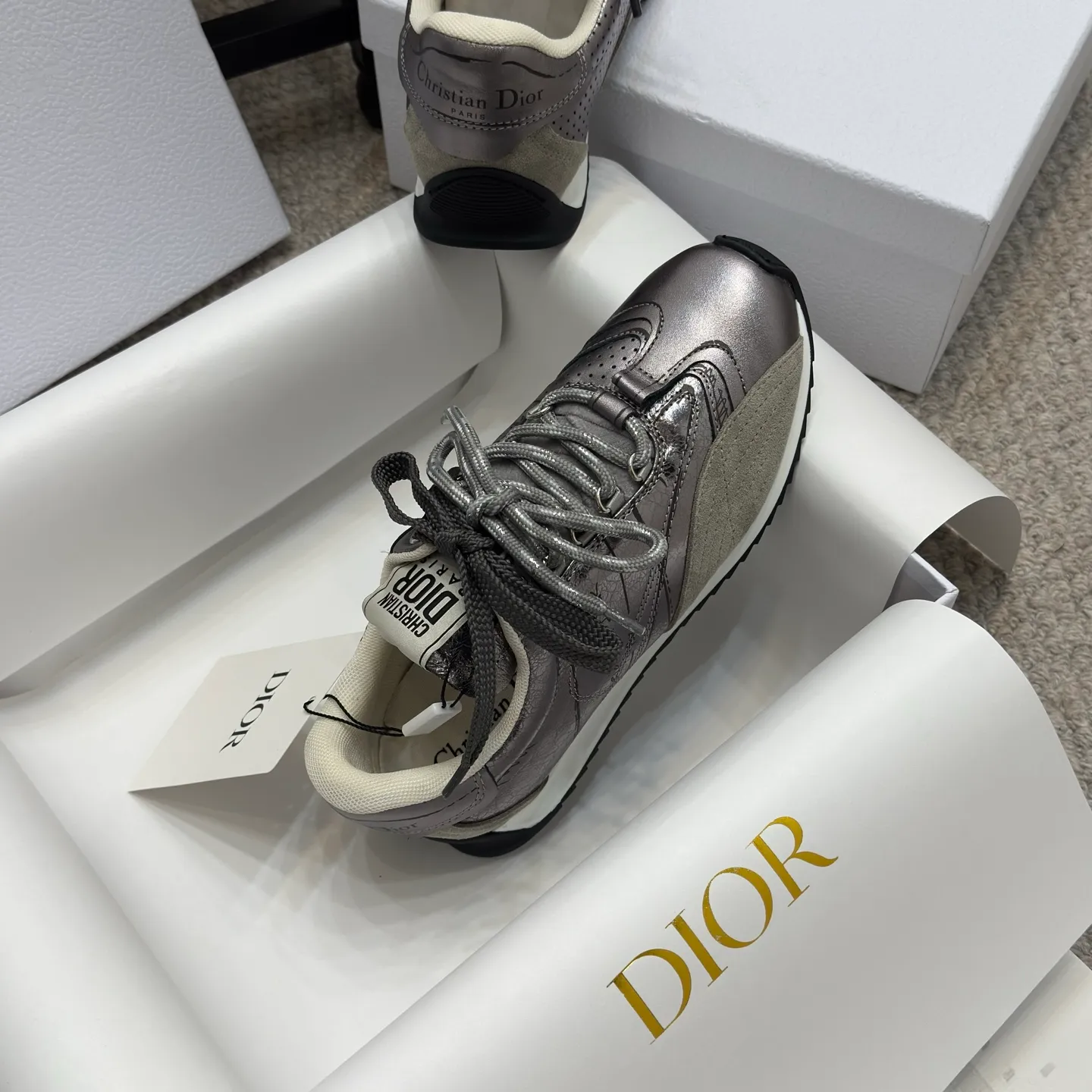 👟👟Ex-factory price 580👟👟 Original purchase and development 𝐂h𝐑𝐈𝐒𝐓𝐈𝐀𝐍 𝐃𝐈or This Dior Vibe Dior sneaker incorporates Dior's haute couture spirit and reinterprets the classic running shoes, moral training shoes. Forrest Gump shoes. Matched with Oblique Printed 3D printing technology reproduces the original fabric to create a contrasting modern style. The details are displayed with a 3D effect, and the iconic details of the logo decoration on the side and back are further embellished. It complements various casual or elegant items to create a modern look.  ✅The tongue is decorated with the Christian Dior PARIS Logo in 3 different colors and overlapping fabric lines. It is consistent with the original version. It is full of details. Welcome to compare and compare with the ordinary version on the market. ✅The original rubber TPU sole is decorated with the DIOR logo. The convex and concave rubber sole is decorated with the Christian Dior lucky star symbol. ✅Size: 35-40 (41 can be customized)